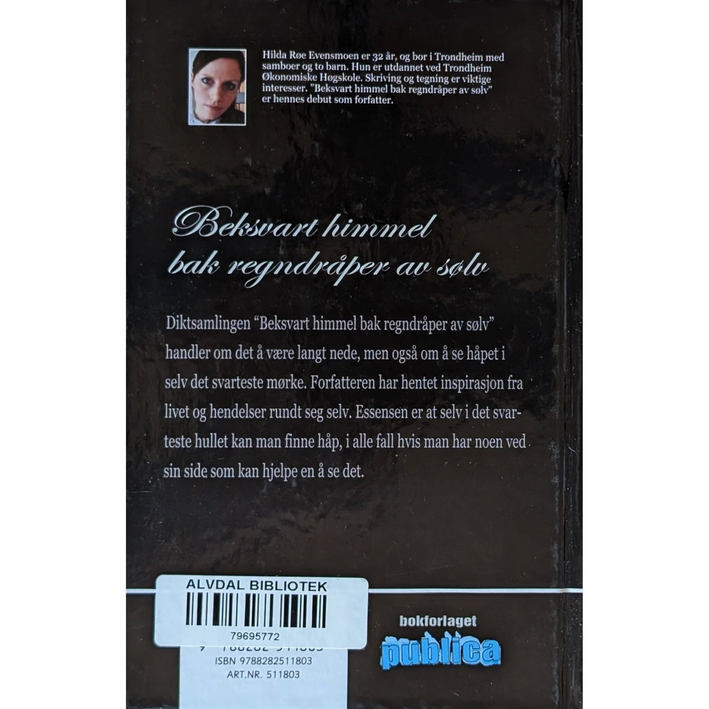 Beksvart himmel bak regndråper av sølv. Brukt bok av Hilda Røe Evensmoen