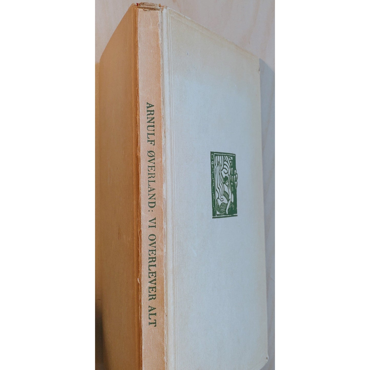 Øverland, Arnulf: Vi overlever alt. Dikt fra krigsårene. Brukte bøker