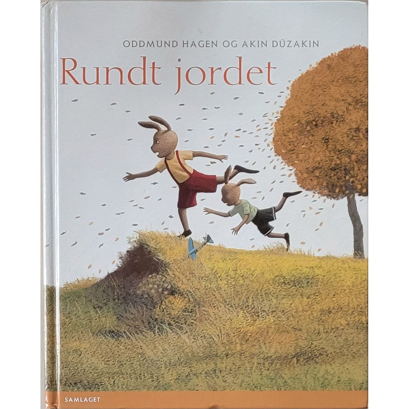 Rundt jordet, brukte bøker av Oddmund Hagen og Akin Düzakin
