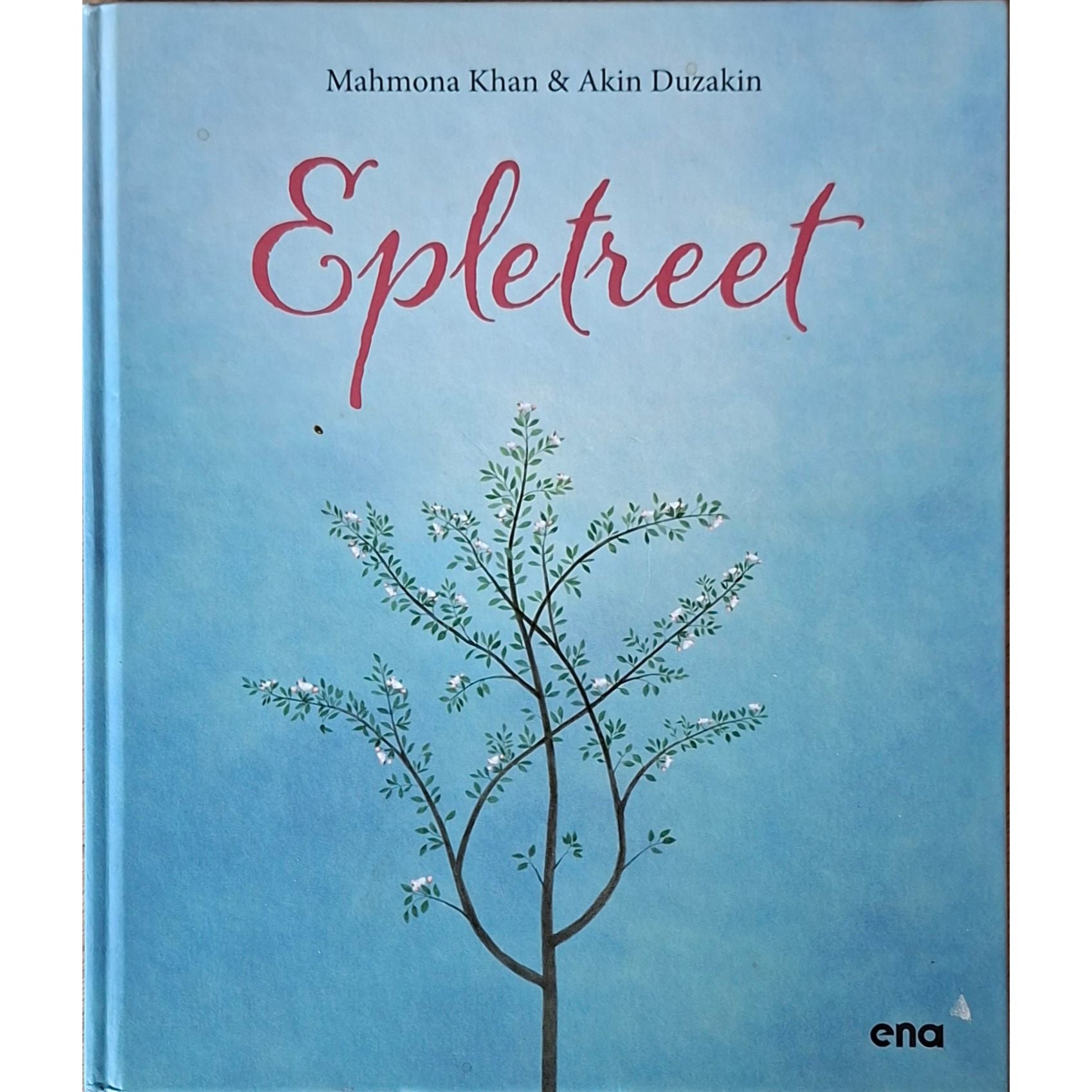 Epletreet, brukte bøker av Mahmona Khan og Akin Düzakin