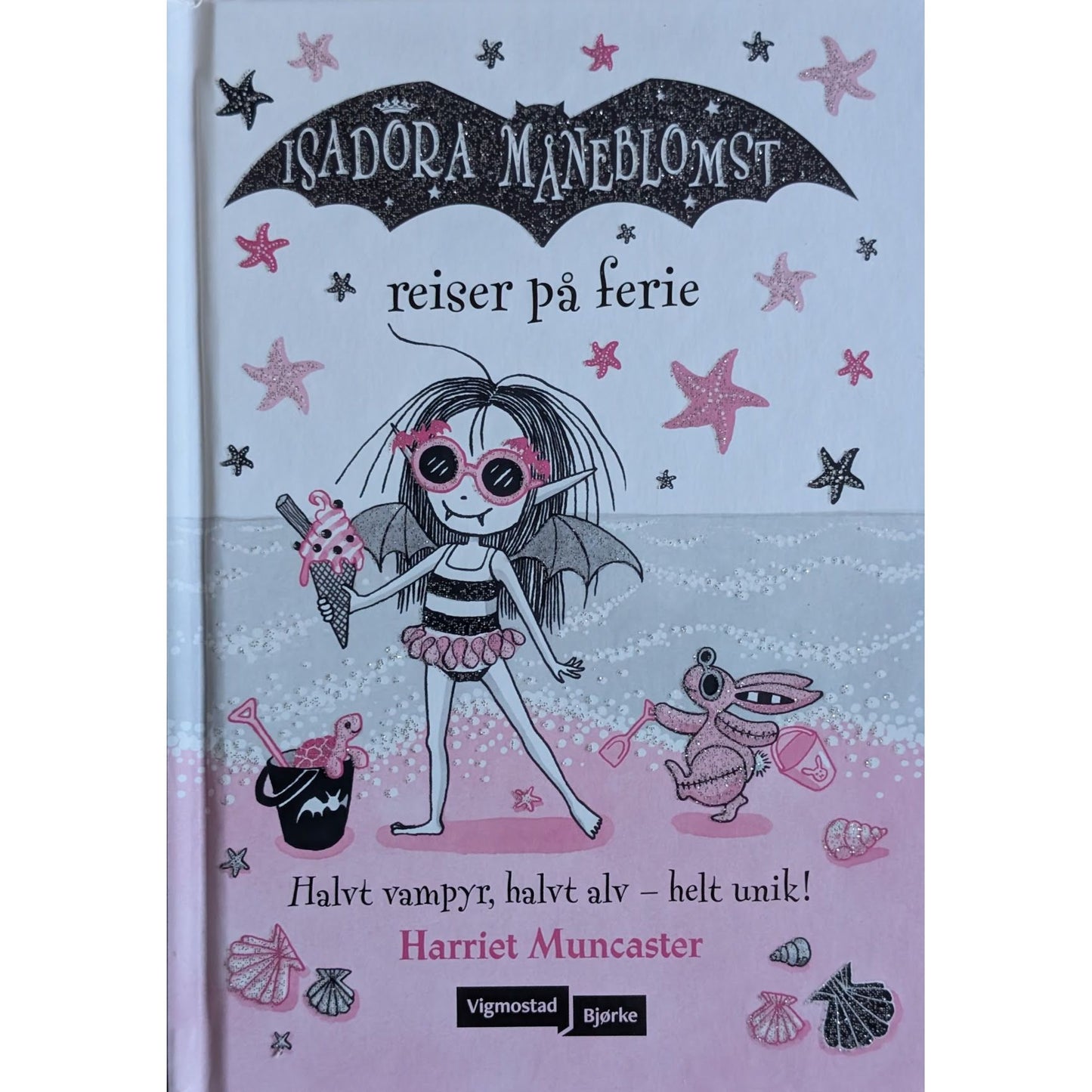 Isadora Måneblomst reiser på ferie, brukte bøker av Harriet Muncaster