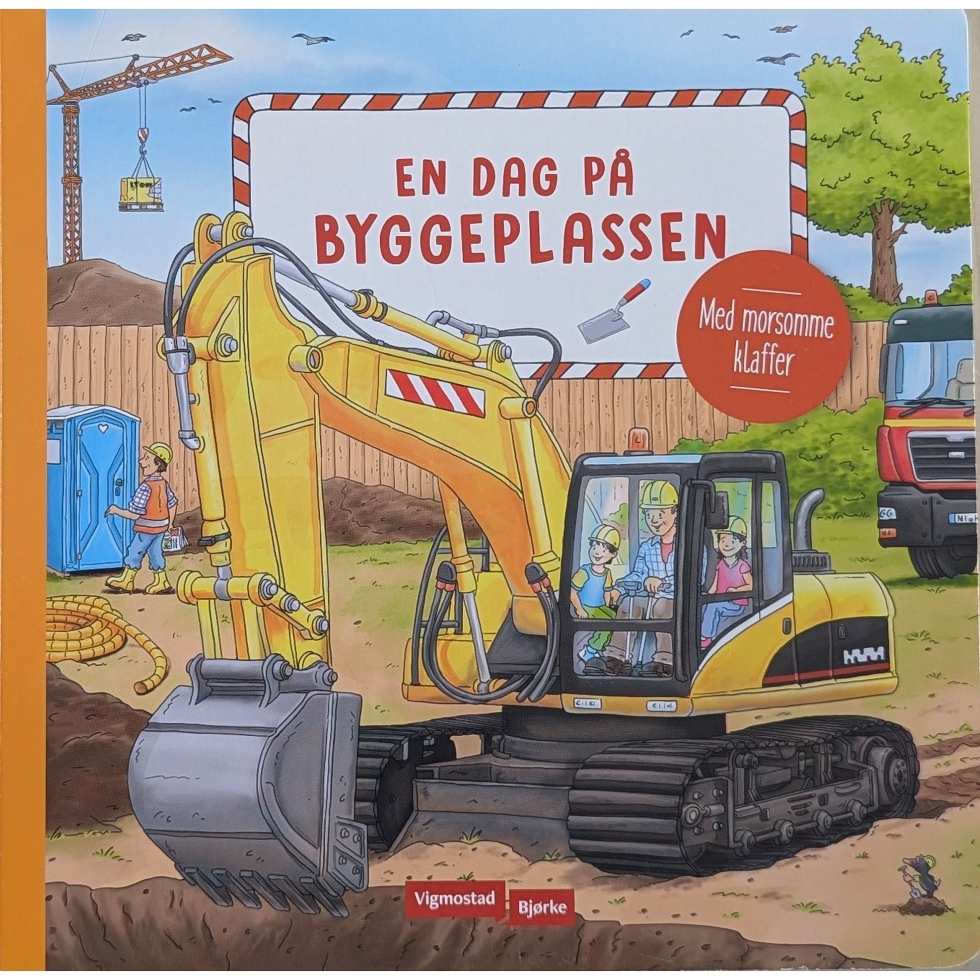 En dag på byggeplassen. Brukte kartonerte bøker med klaffer
